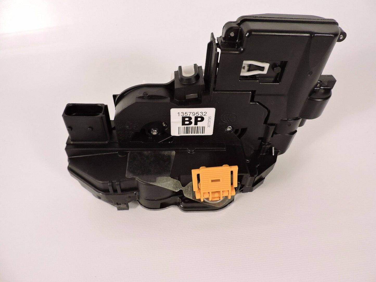 NEW genuine GM right rear door latch assembly Cruze Lacross Regal 13579532