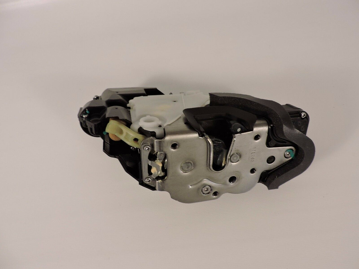 NEW genuine GM right rear door latch assembly Cruze Lacross Regal 13579532
